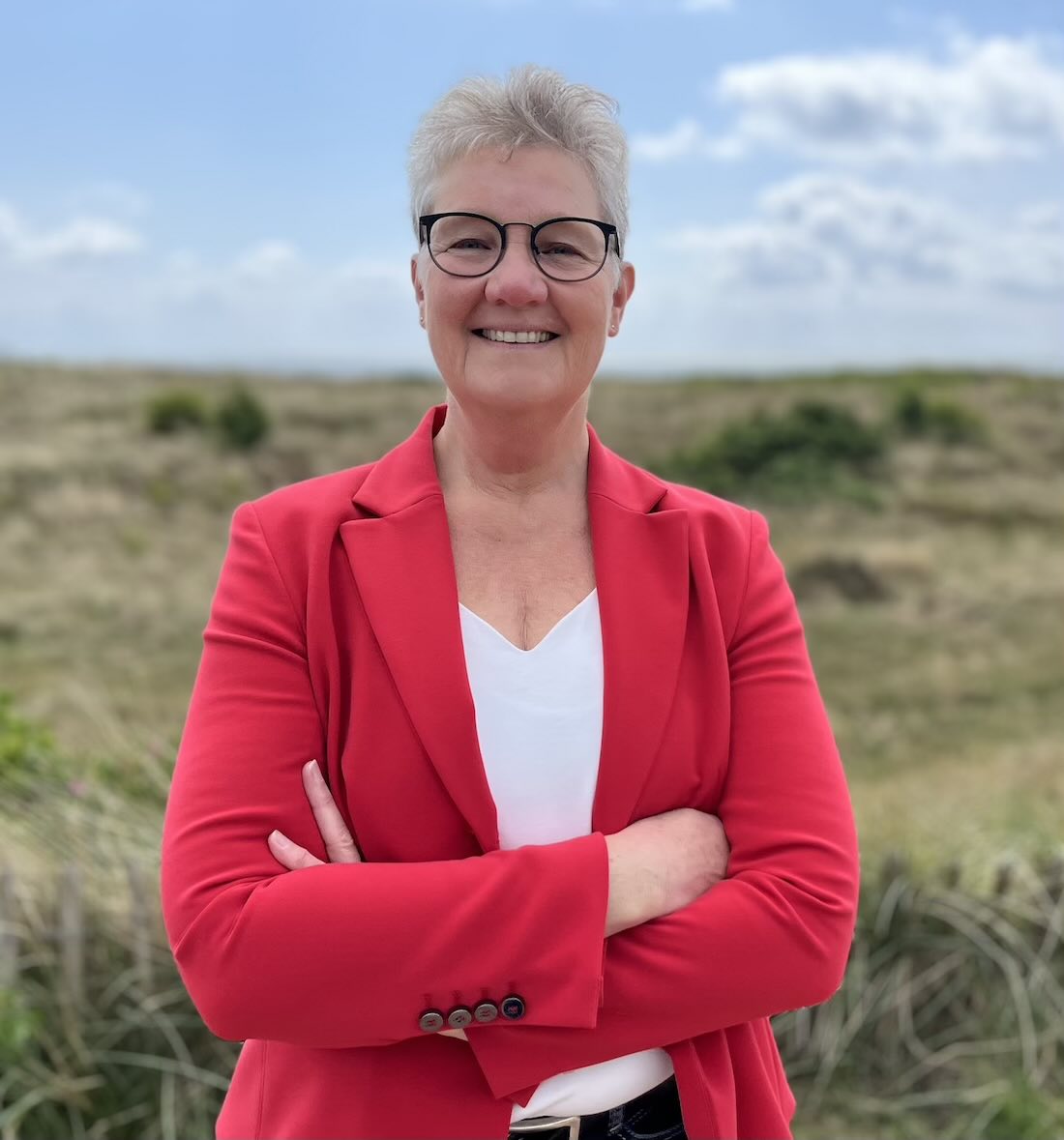 Margot vor den Hafendünen Zuschnitt w Margot Böhm steht auf der Lister Promenade vor den Dünen