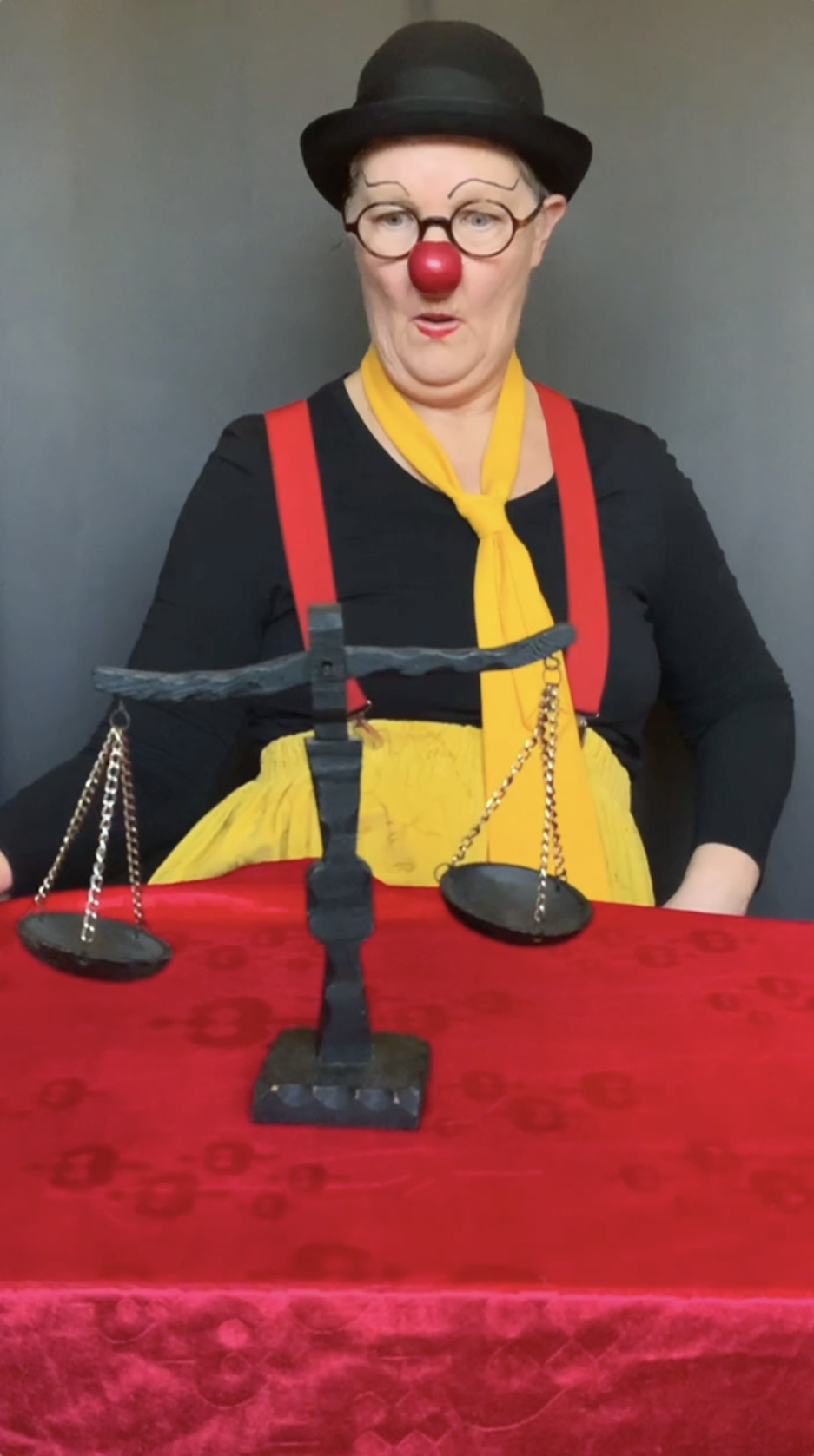 Clownin Margooo und die Balkenwaage